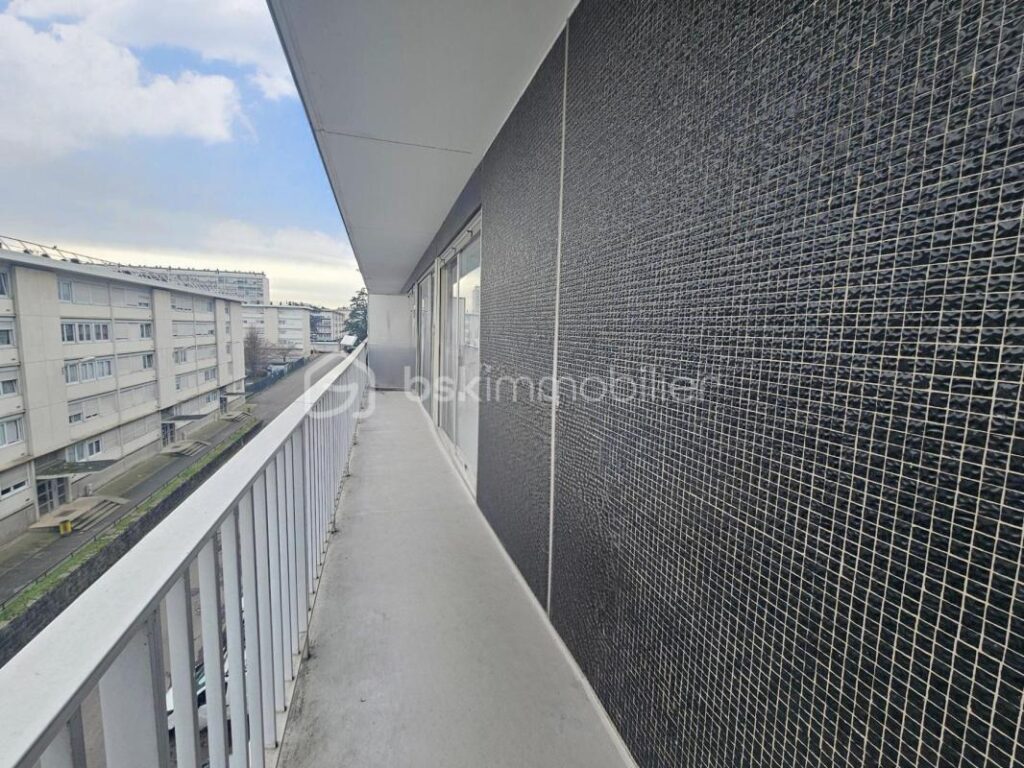 Appartement F4 82m² 3 chambres grand balcon 30m² triple exposition cave parking – 4 pièces – 3 chambres – 82 m²