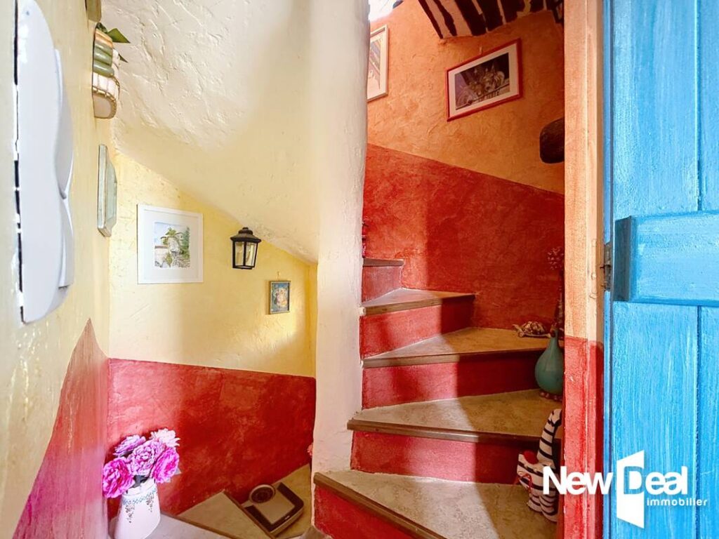 SEILLANS — Maison PLEIN COEUR village avec vue dominante – 2 pièces – 1 chambre – 36 m²