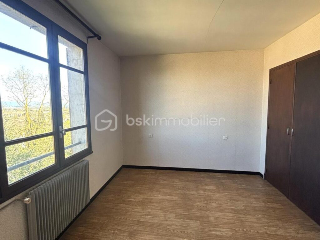 Maison à proximité immédiate de la Cité – 3 chambres + un bureau – jardin – garage – sous-sol – 4 pièces – 3 chambres – 106 m²