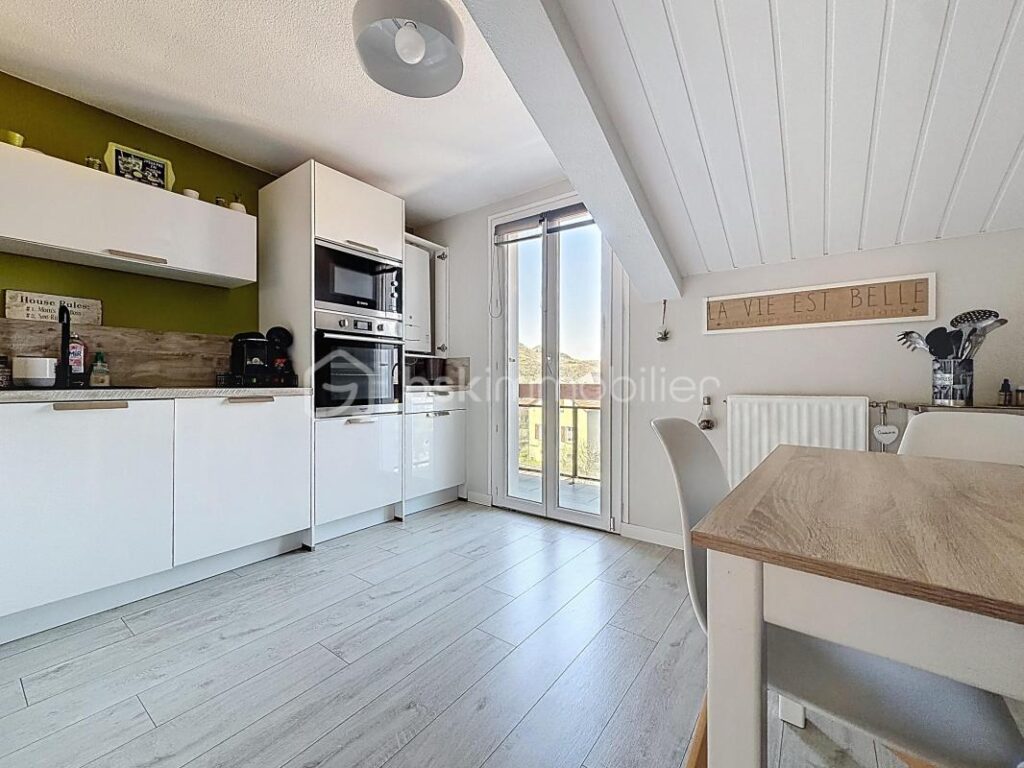 Appartement T3 de 75m2 environ avec terrasse – DERNIER ÉTAGE – 3 pièces – 2 chambres – 75 m²