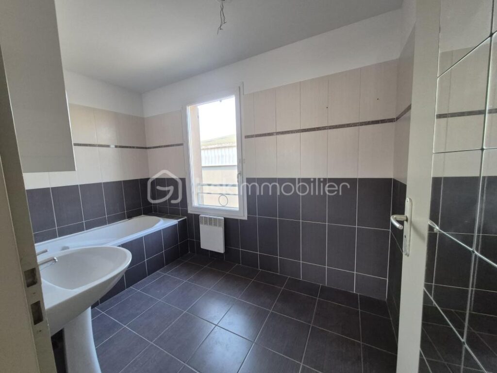 OLLIOULES: T3 EN DUPLEX AVEC TERRASSE – 3 pièces – 2 chambres – 53 m²