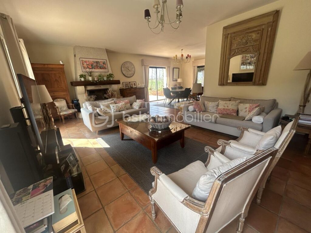 BELLE MAISON PLAIN PIED – 4/5 CHAMBRES – VERANDA – PISCINE – TERRAIN – 6 pièces – 4 chambres – 184 m²