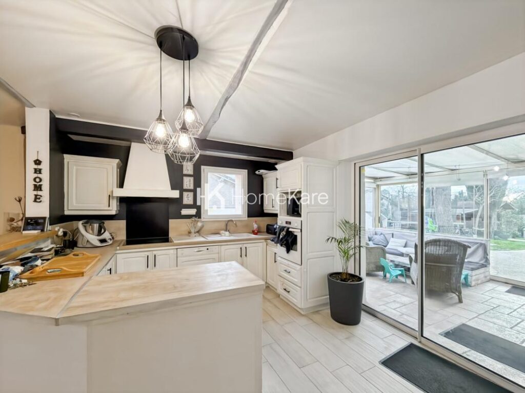 MAISON AVEC PISCINE ET VUE – 6 pièces – 5 chambres – 165 m²