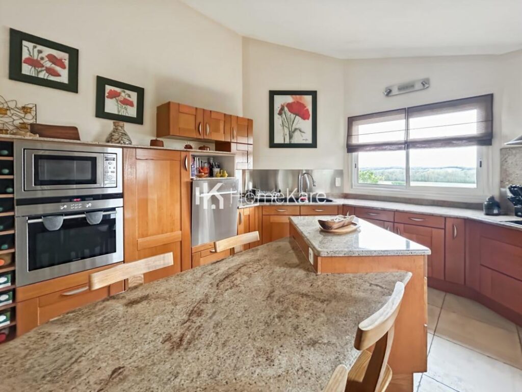 VILLA FAMILIALE T7 AVEC VUE, PISCINE ET GARAGE – 7 pièces – 4 chambres – 185 m²