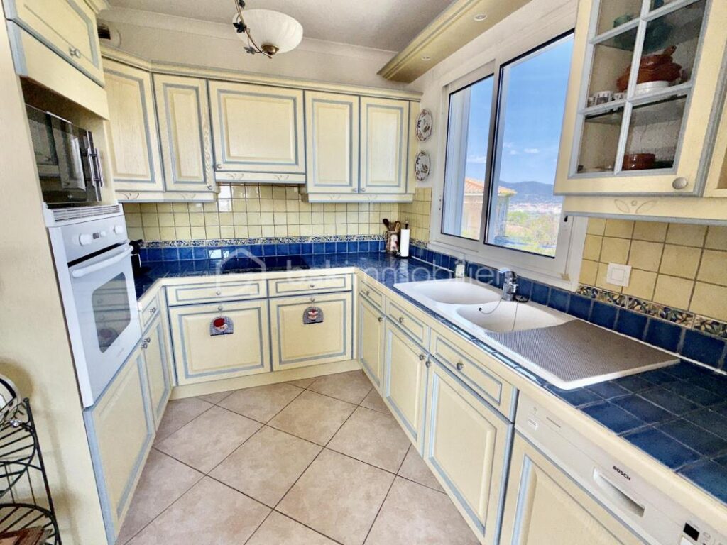 DPT VAR (83) – VUE MER PANORAMIQUE A COUPER LE SOUFLE POUR CE BEL APPARTEMENT – 4 pièces – 2 chambres – 80 m²