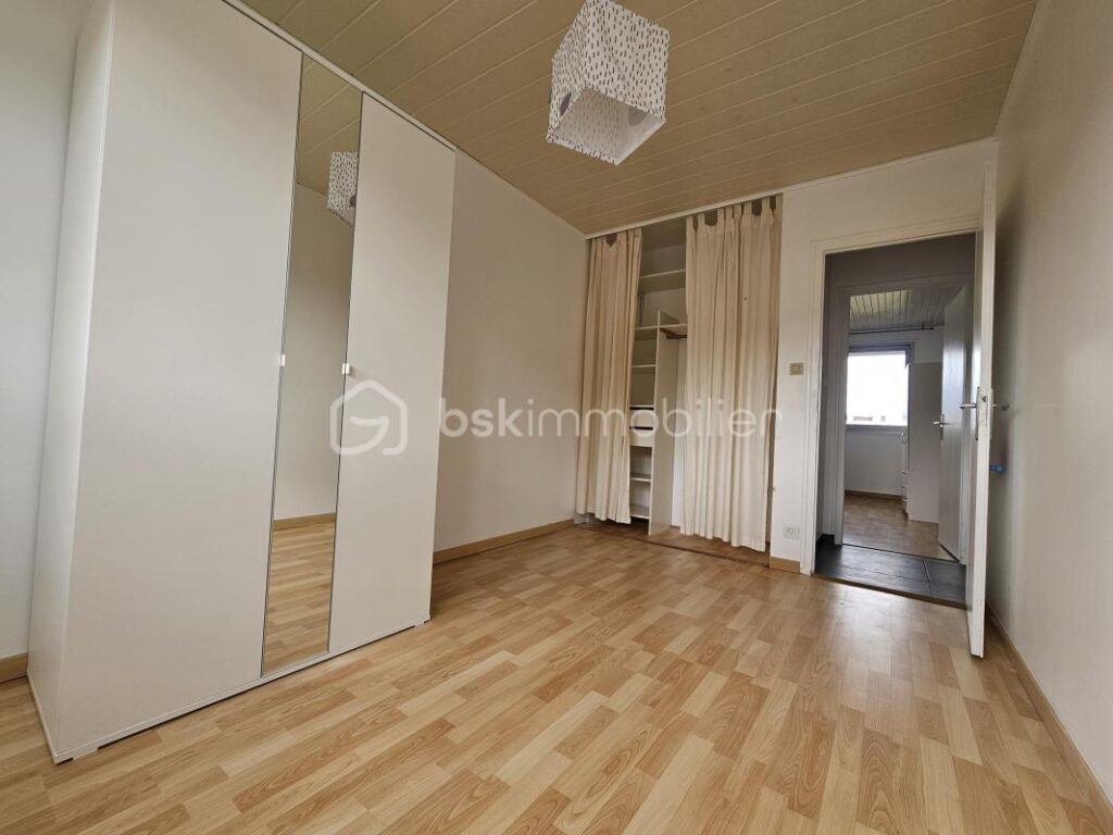 T3 lumineux en étage élevé avec balcon, vue dégagée et place de parking privative – 4 pièces – 3 chambres – 72 m²