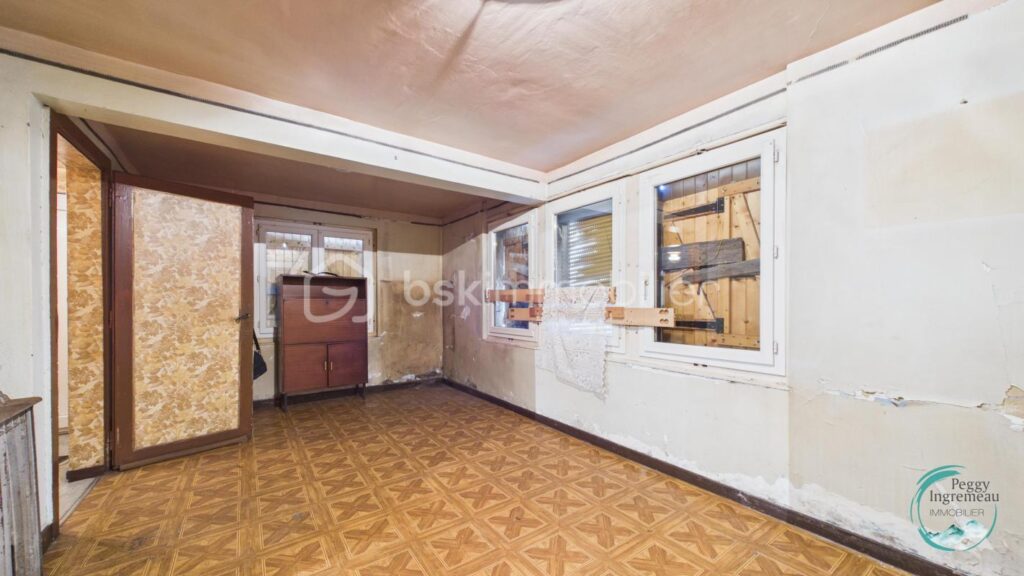 Maison individuelle à rénover – Fort potentiel – Cluses – 6 pièces – 5 chambres – 226 m²