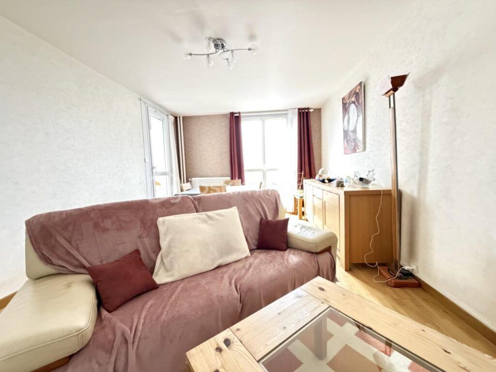 Bel appartement spatieux de 73m2 avec loggia – 3 pièces – 2 chambres – 73 m²