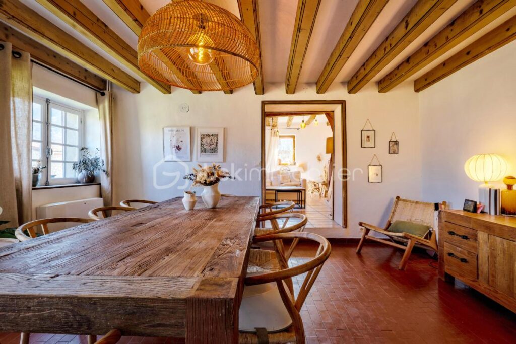 Maison de caractère de 170m2 sur un terrain de 2370m2 – 6 pièces – 4 chambres – 168 m²