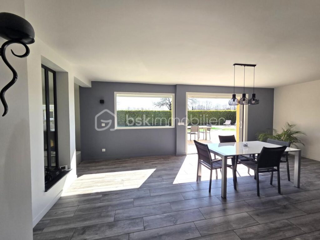 Villa contemporraine 490 000 € – 7 pièces – 5 chambres – 161 m²