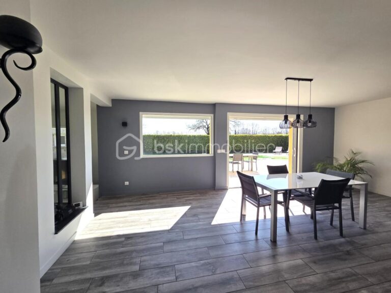 Villa contemporraine 490 000 € – 7 pièces – 5 chambres – 161 m²