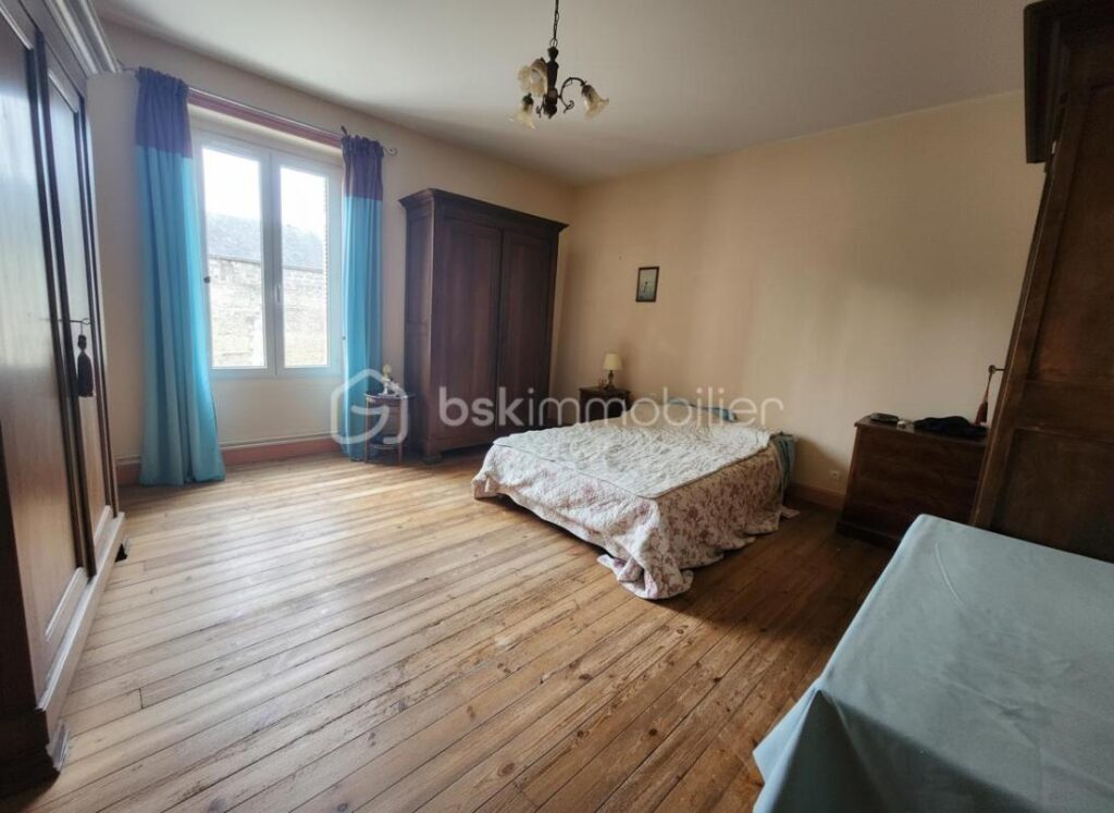 🏡 Maison de caractère – 191 m² – Centre de Mirebeau – 4 chambres, grange et cave – 7 pièces – 4 chambres – 191 m²