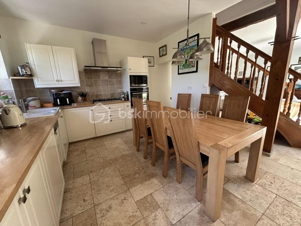 JOLIE MAISON EN PIERRES – TERRAIN – DEPENDANCES – 7 pièces – 5 chambres – 216 m²