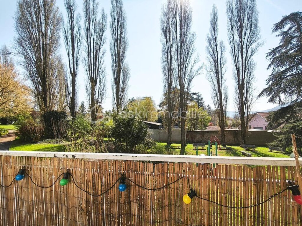 T4 traversant avec balcon plein sud – un potentiel à révéler au cœur de Neuville-sur-Saône – 4 pièces – 3 chambres – 79 m²