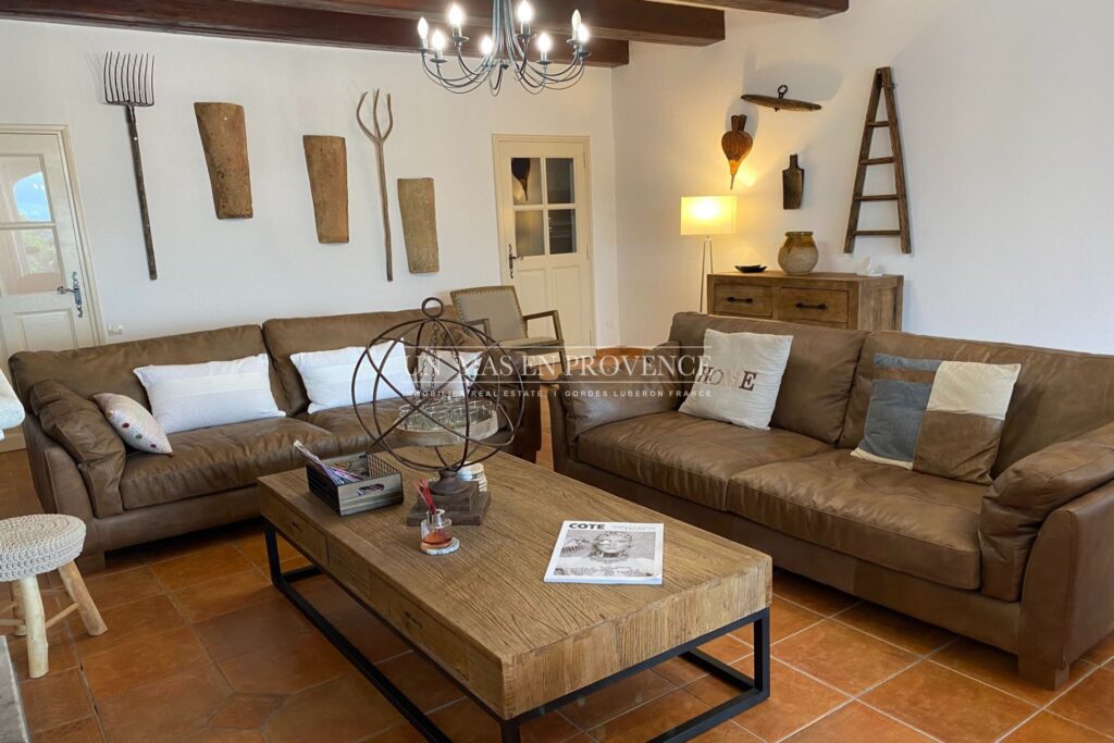 Bastide provençale de charme proche de Gordes avec piscine cha – 7 pièces – 5 chambres – 300.00 m²