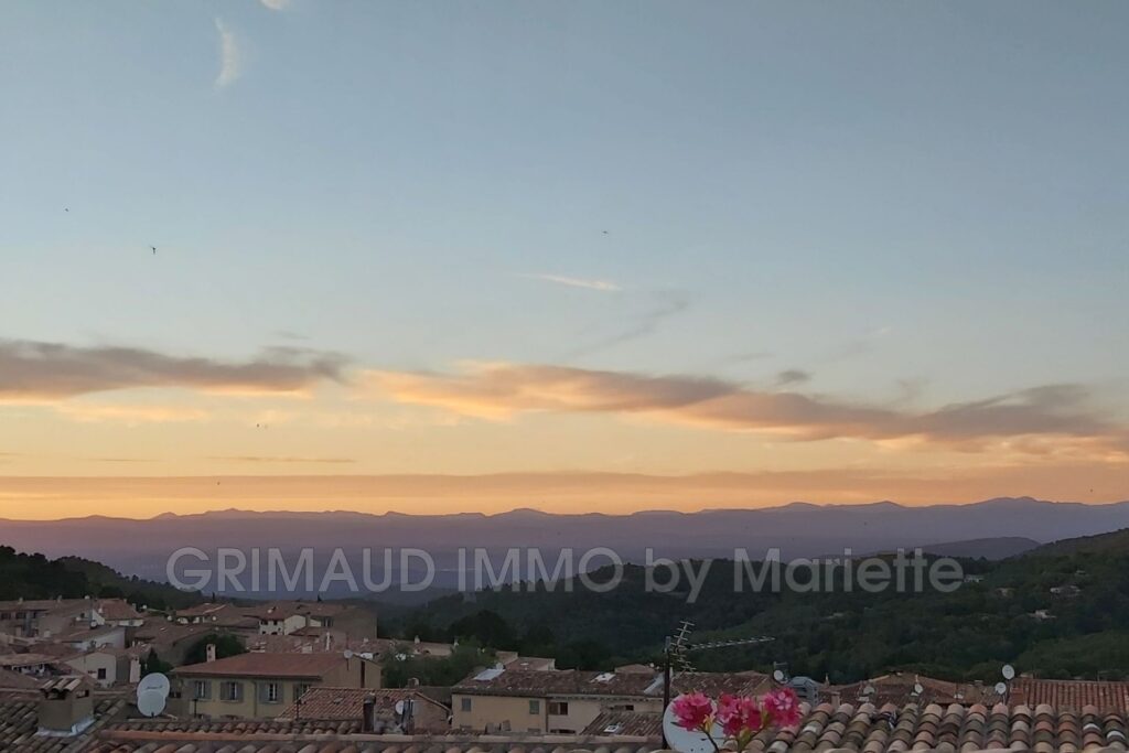 belle maison de village avec terrasse sur le toit, garage et c – 6 pièces – 3 chambres – 160.00 m²