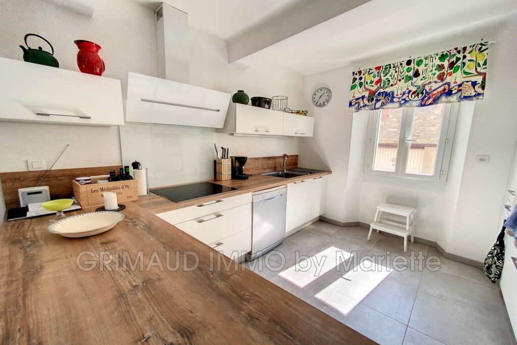 belle maison de village avec terrasse sur le toit, garage et c – 6 pièces – 3 chambres – 160.00 m²