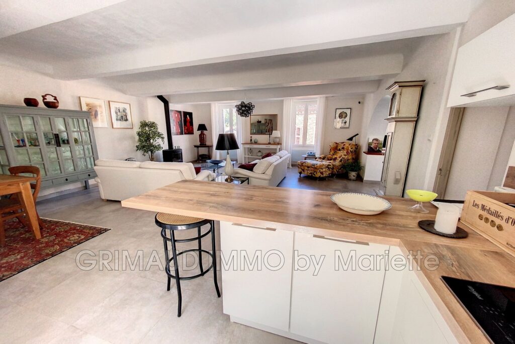 belle maison de village avec terrasse sur le toit, garage et c – 6 pièces – 3 chambres – 160.00 m²