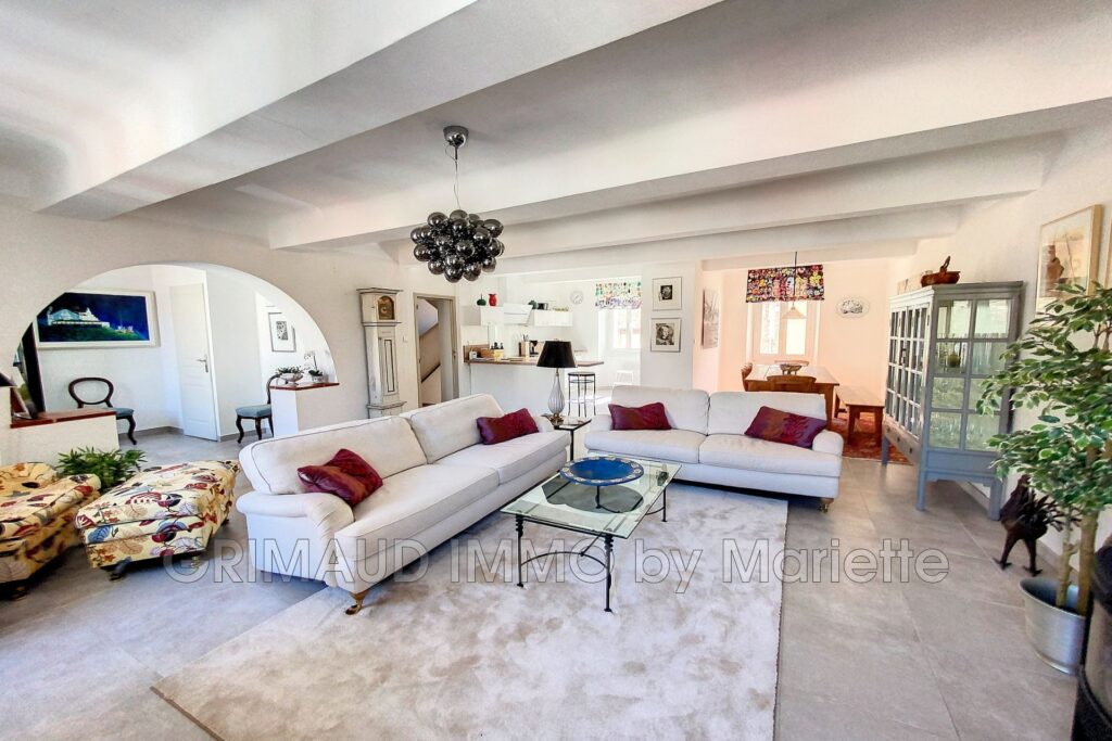 belle maison de village avec terrasse sur le toit, garage et c – 6 pièces – 3 chambres – 160.00 m²