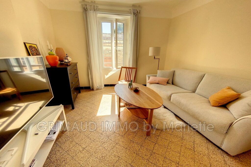 belle maison de village avec terrasse sur le toit, garage et c – 6 pièces – 3 chambres – 160.00 m²