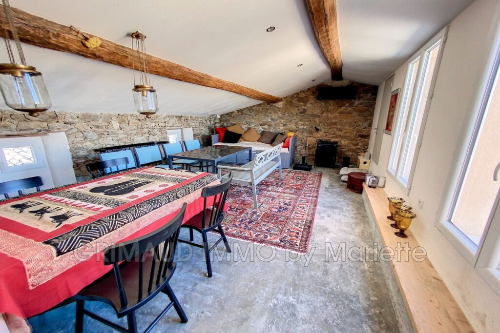 belle maison de village avec terrasse sur le toit, garage et c – 6 pièces – 3 chambres – 160.00 m²