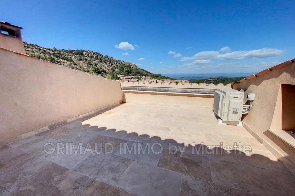 belle maison de village avec terrasse sur le toit, garage et c – 6 pièces – 3 chambres – 160.00 m²
