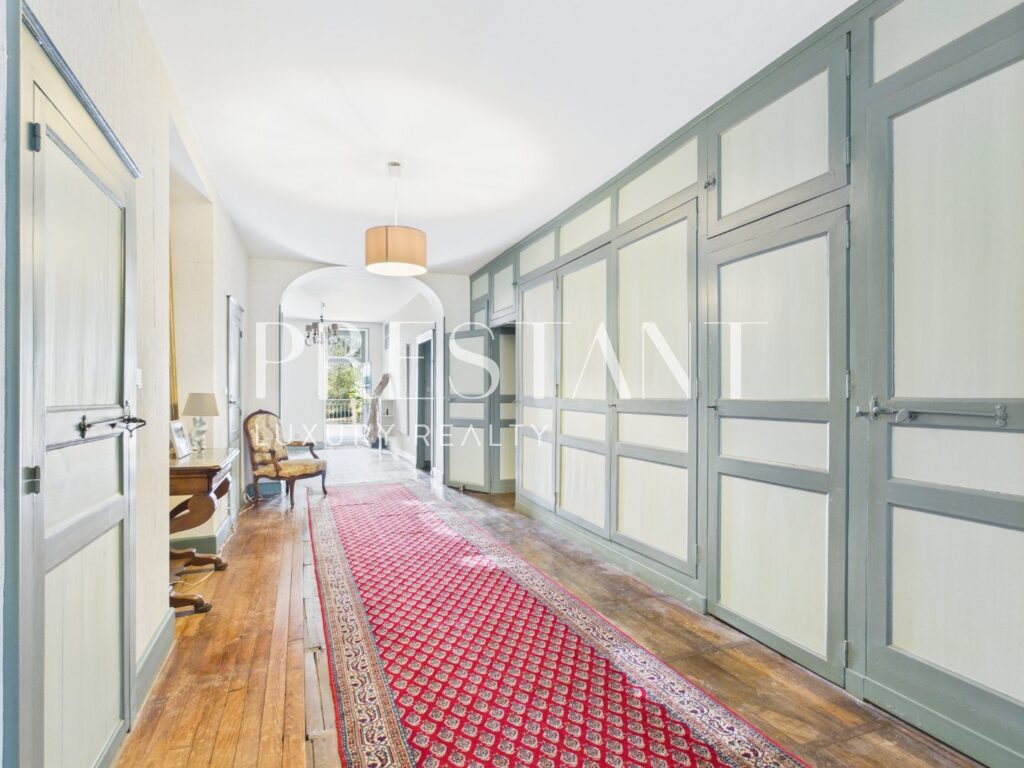 Maison – 11 pièces – 7 chambres – 518 m²