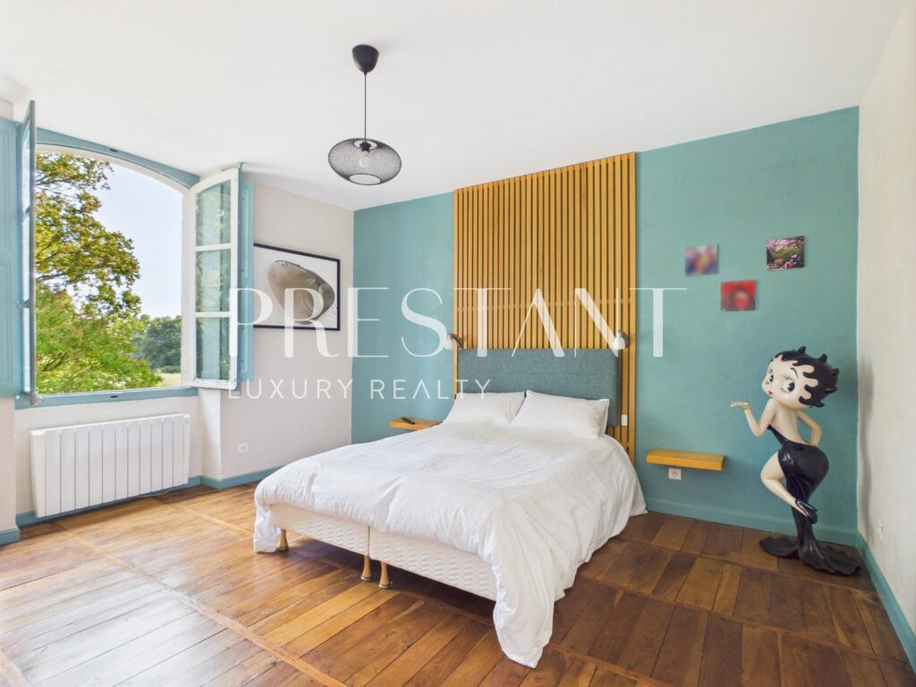 Maison – 11 pièces – 7 chambres – 518 m²