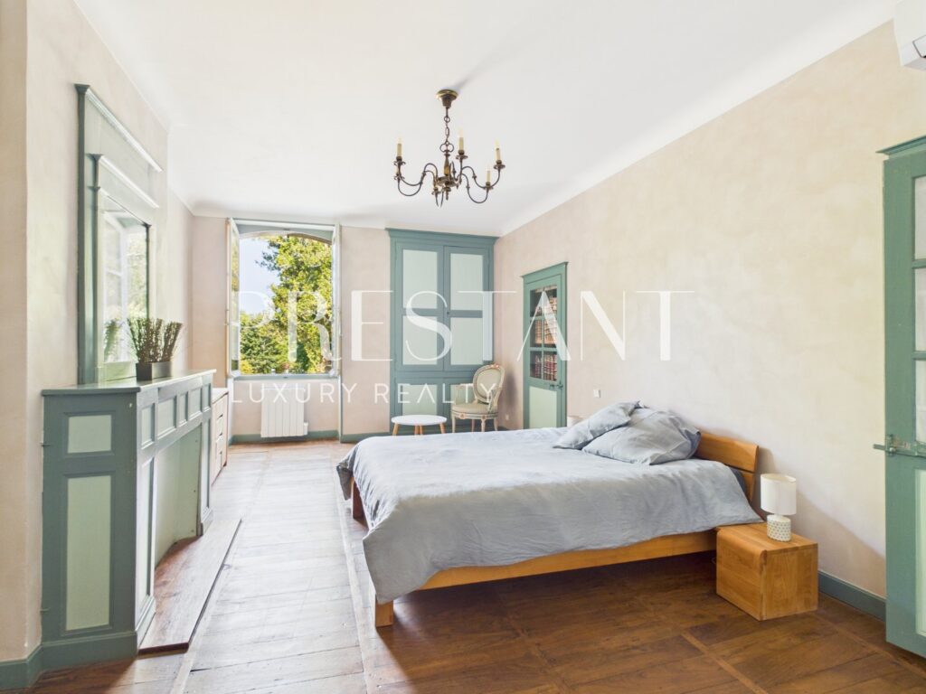 Maison – 11 pièces – 7 chambres – 518 m²