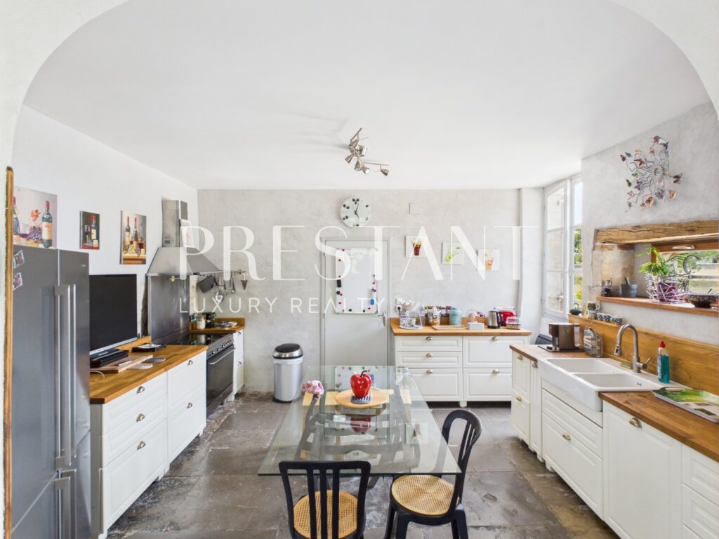 Maison – 11 pièces – 7 chambres – 518 m²