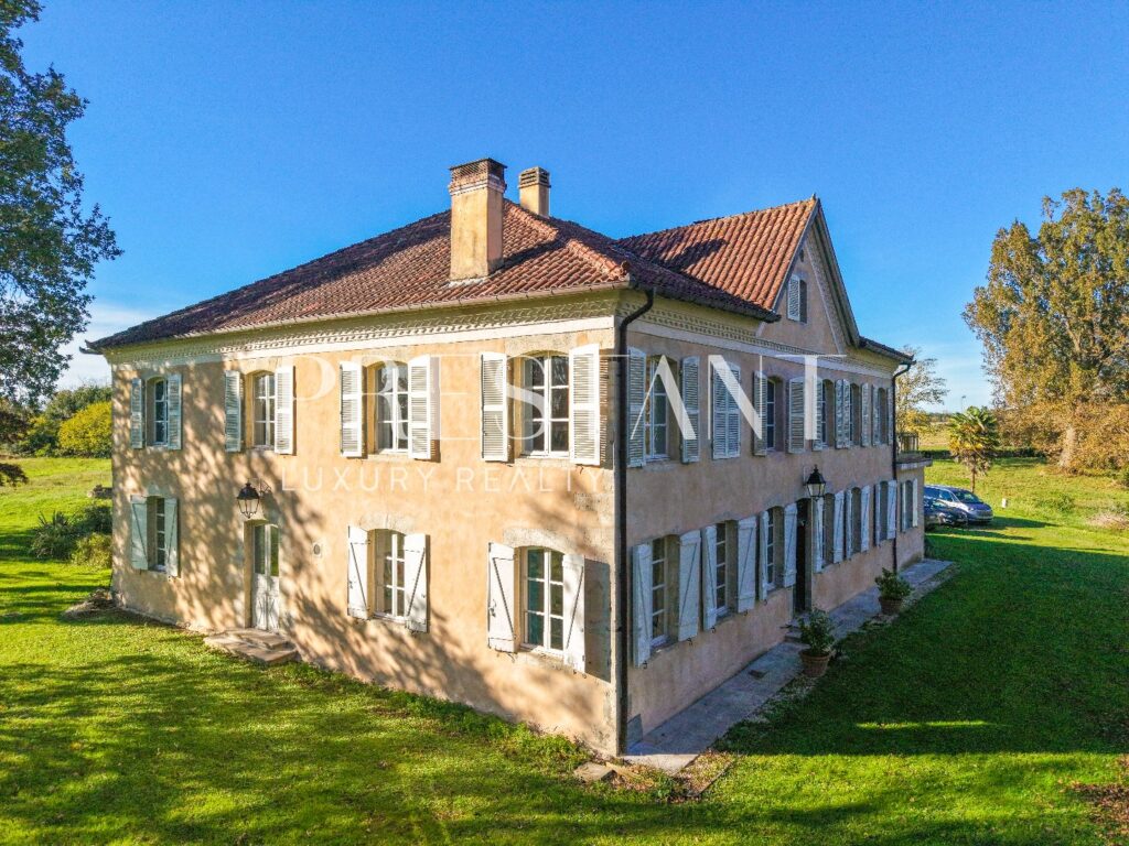 Maison – 11 pièces – 7 chambres – 518 m²