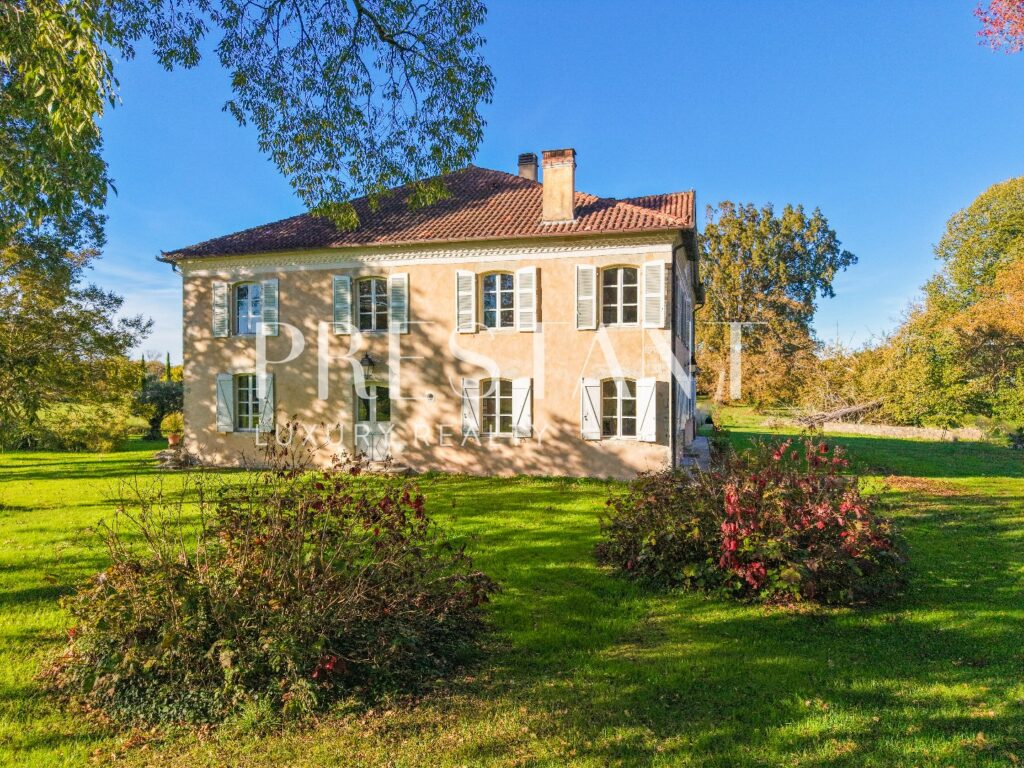 Maison – 11 pièces – 7 chambres – 518 m²