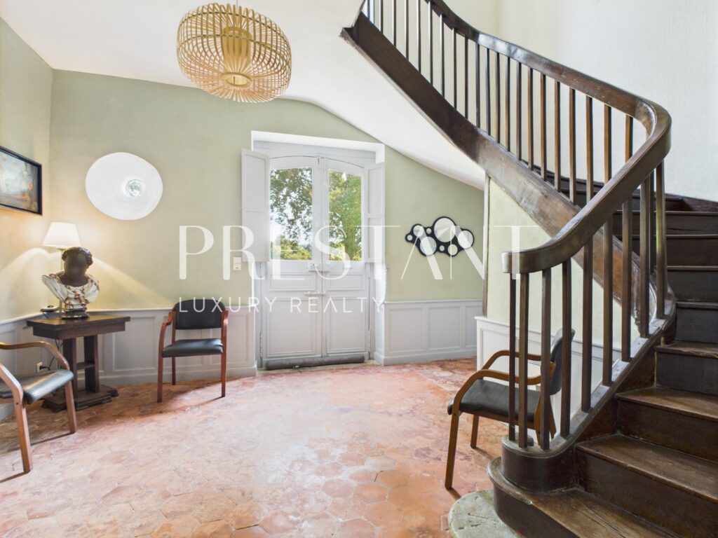 Maison – 11 pièces – 7 chambres – 518 m²