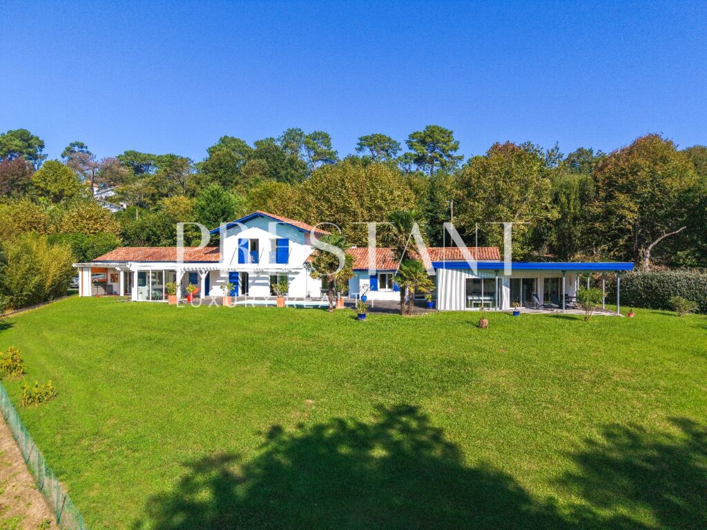 Maison – 9 pièces – 6 chambres – 290 m²