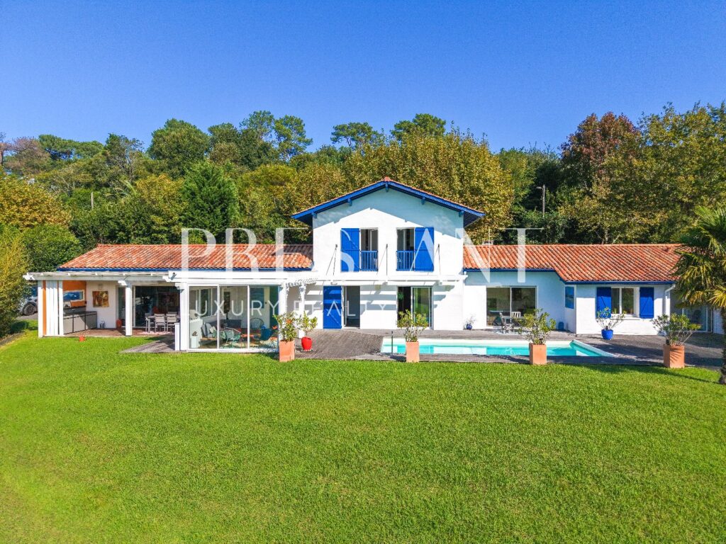 Maison – 9 pièces – 6 chambres – 290 m²