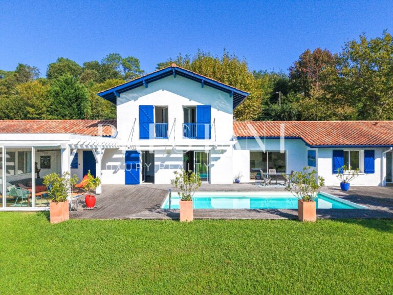 Maison – 9 pièces – 6 chambres – 290 m²