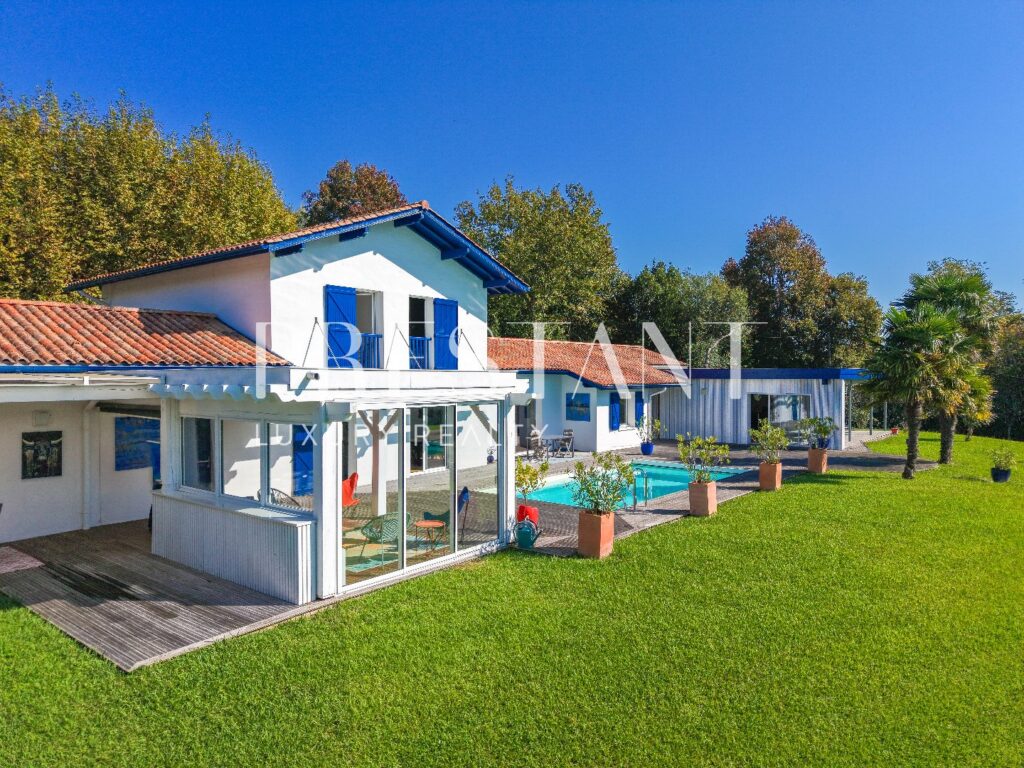 Maison – 9 pièces – 6 chambres – 290 m²