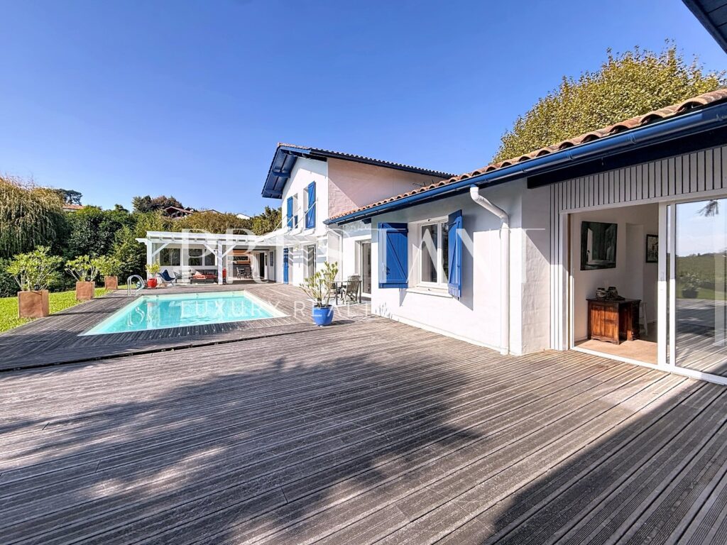 Maison – 9 pièces – 6 chambres – 290 m²