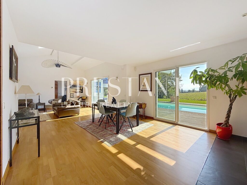 Maison – 9 pièces – 6 chambres – 290 m²