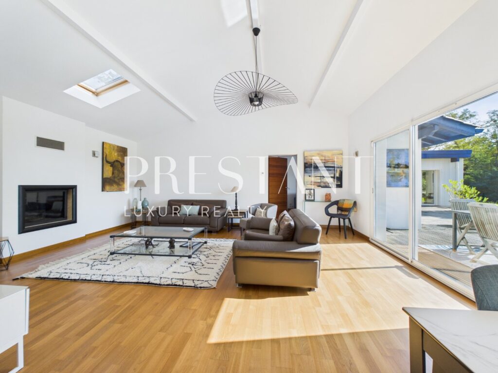 Maison – 9 pièces – 6 chambres – 290 m²