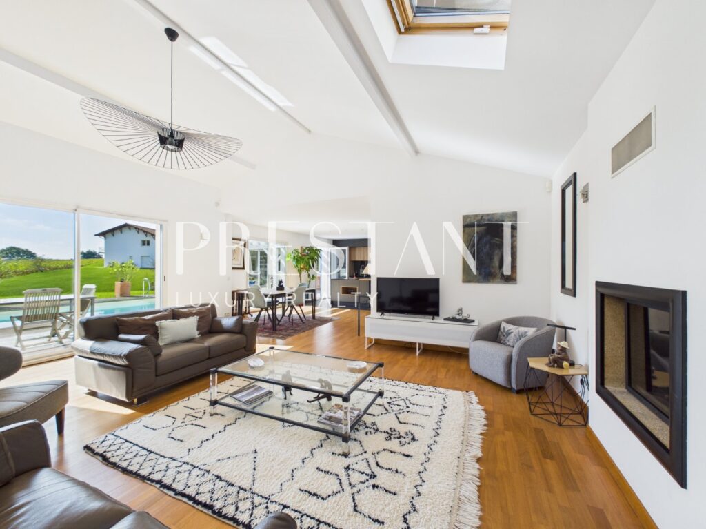 Maison – 9 pièces – 6 chambres – 290 m²