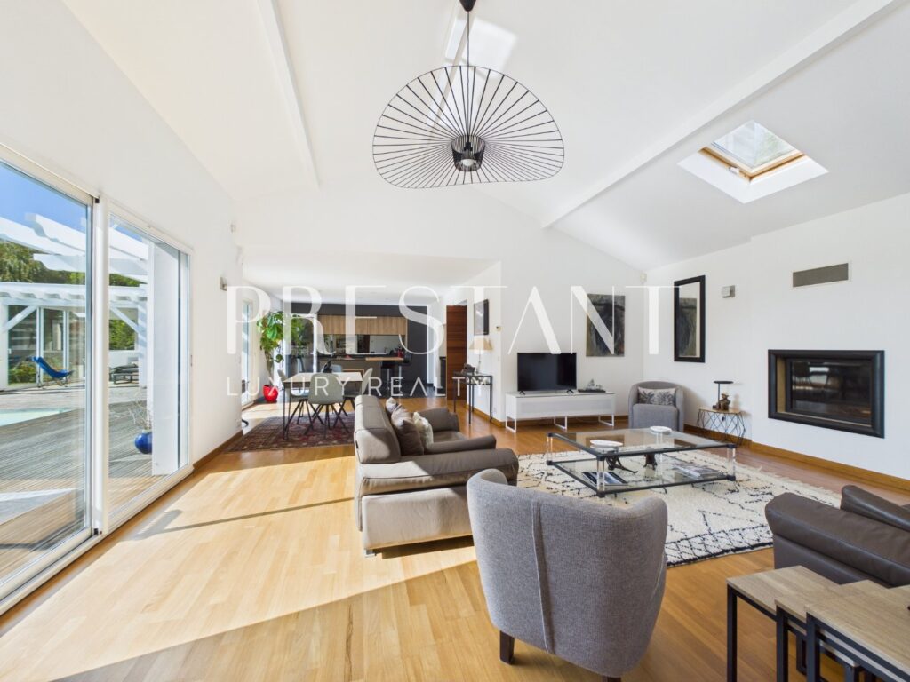 Maison – 9 pièces – 6 chambres – 290 m²