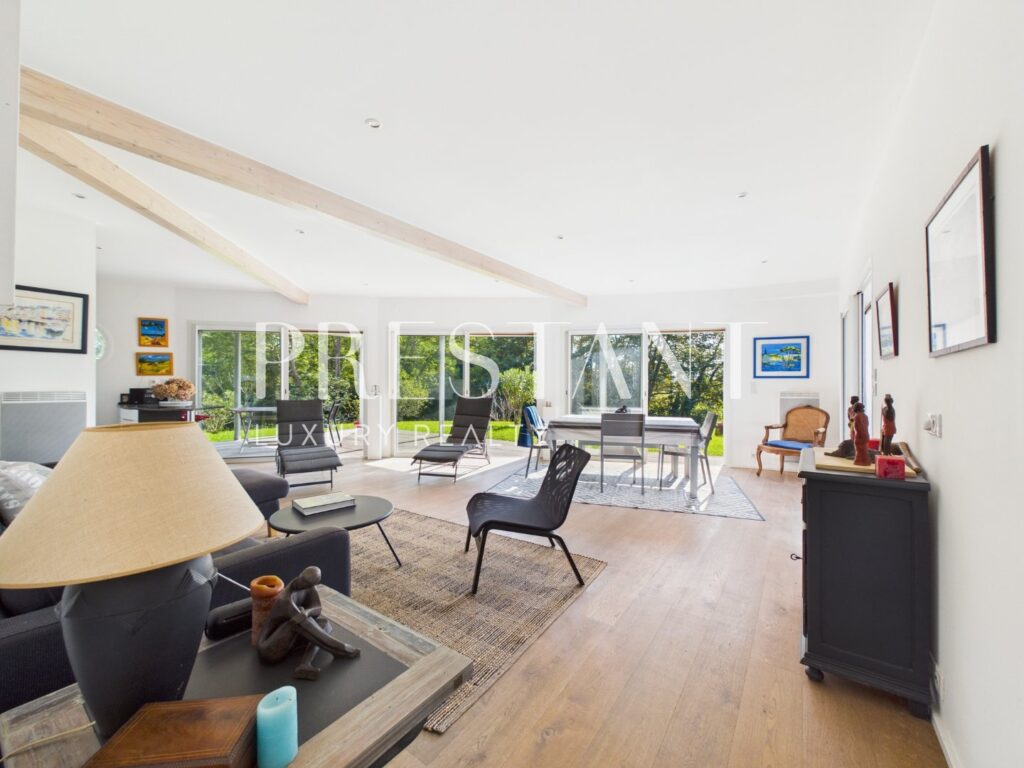 Maison – 9 pièces – 6 chambres – 290 m²