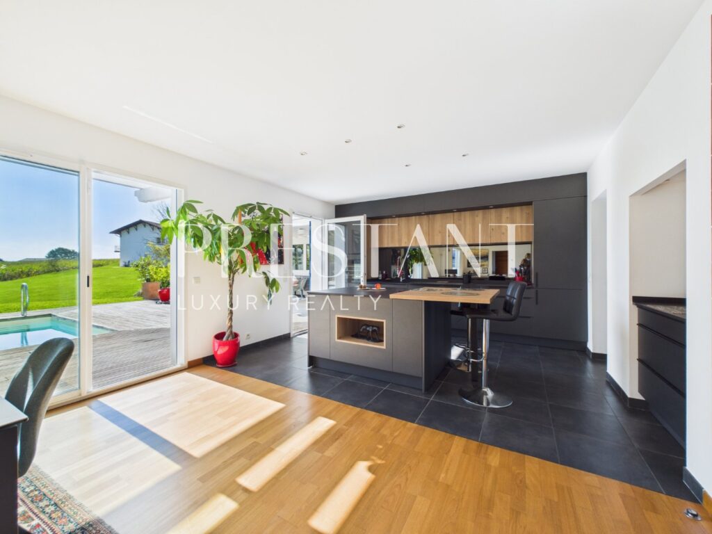 Maison – 9 pièces – 6 chambres – 290 m²