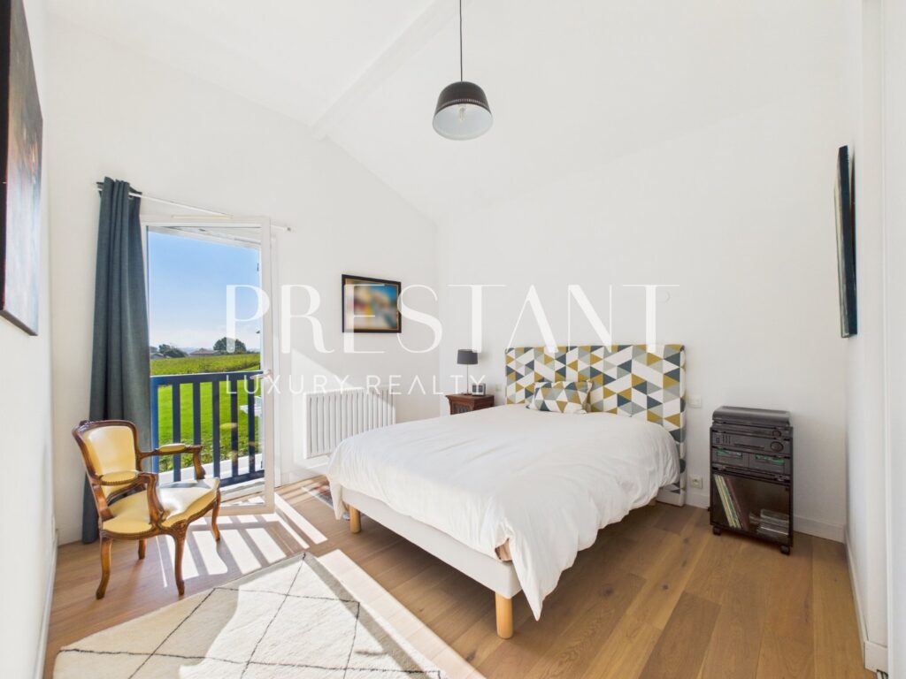 Maison – 9 pièces – 6 chambres – 290 m²