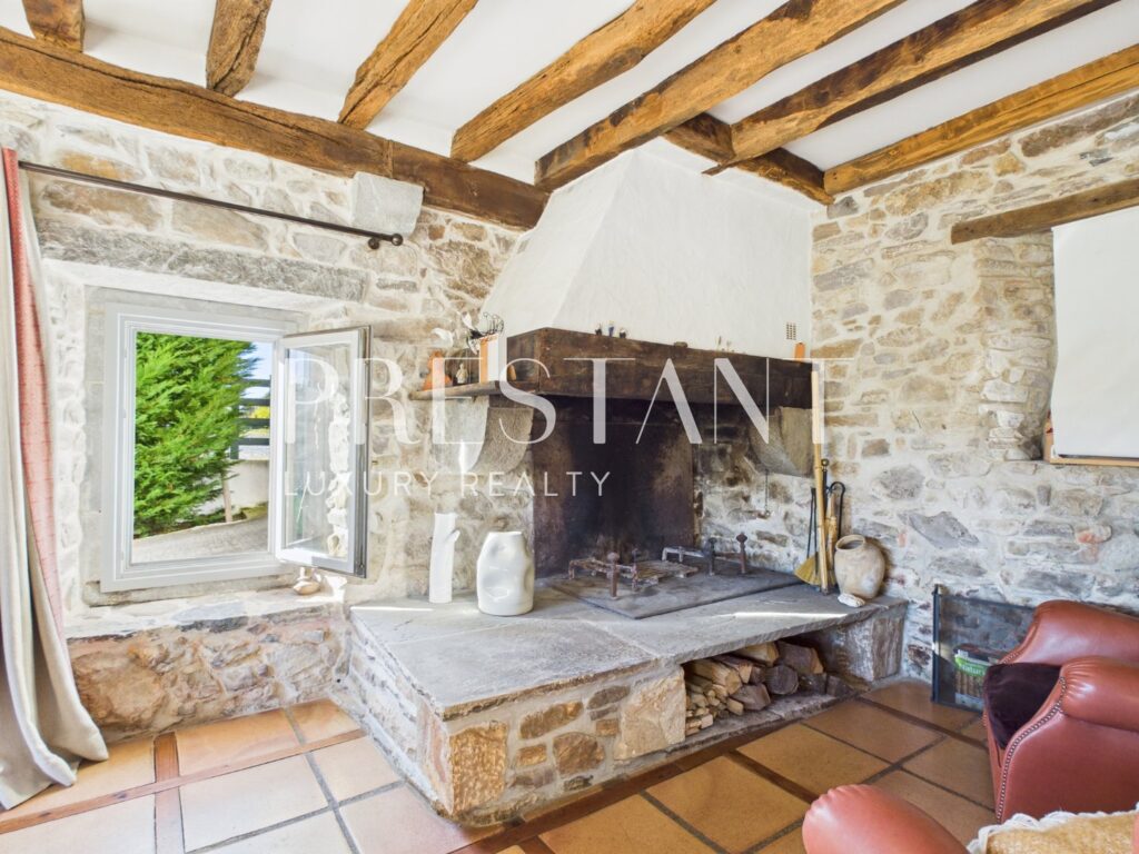 Maison – 6 pièces – 5 chambres – 260 m²