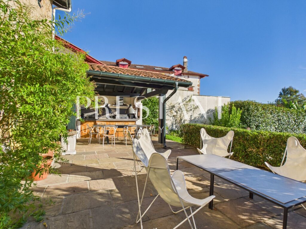 Maison – 6 pièces – 5 chambres – 260 m²