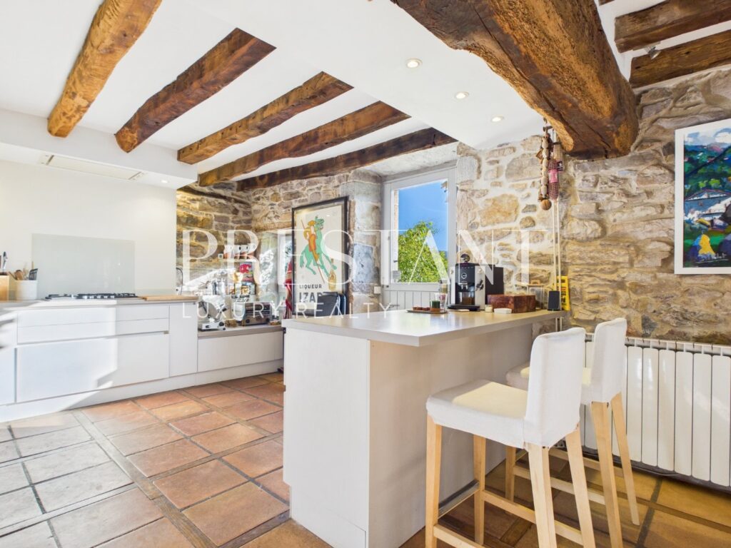 Maison – 6 pièces – 5 chambres – 260 m²