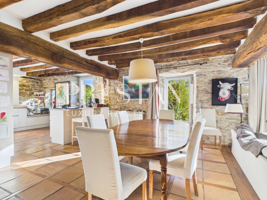 Maison – 6 pièces – 5 chambres – 260 m²