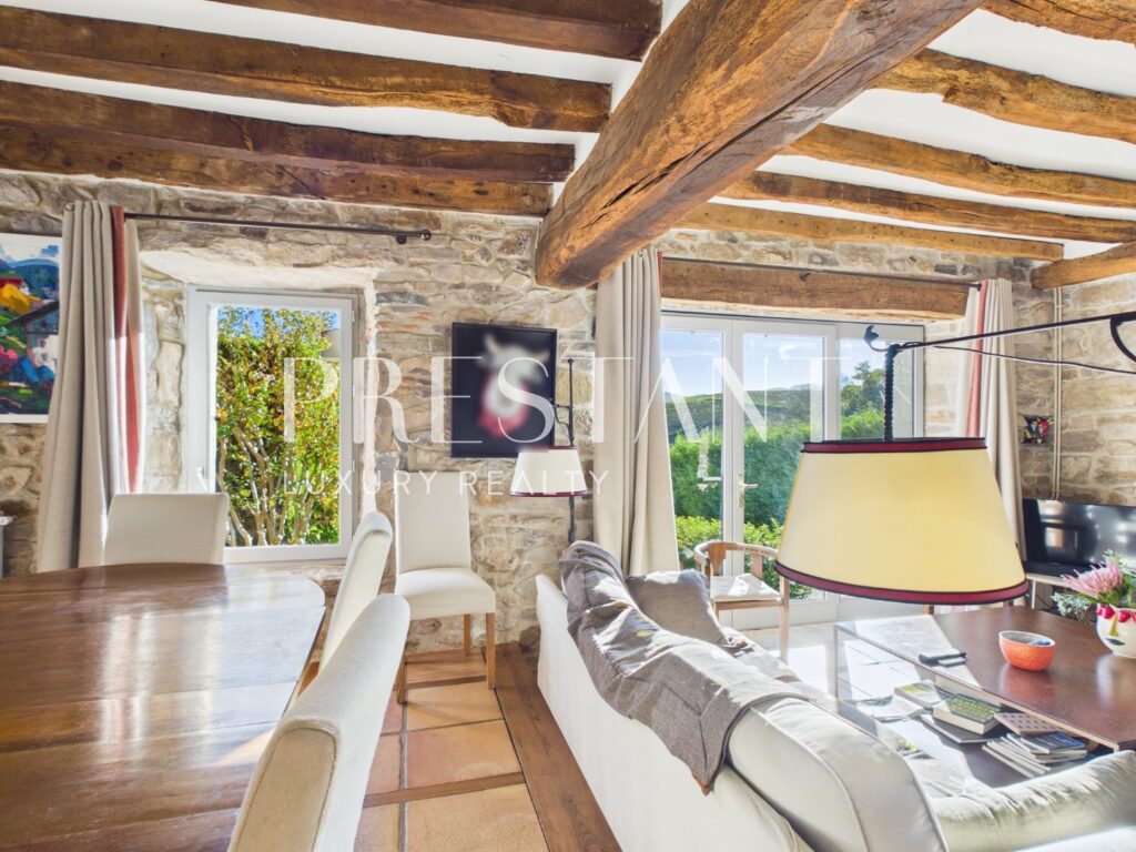 Maison – 6 pièces – 5 chambres – 260 m²